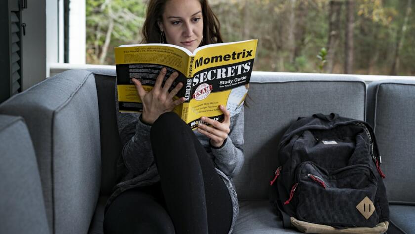 Ado en pleine préparation bac français avec des livres et des notes