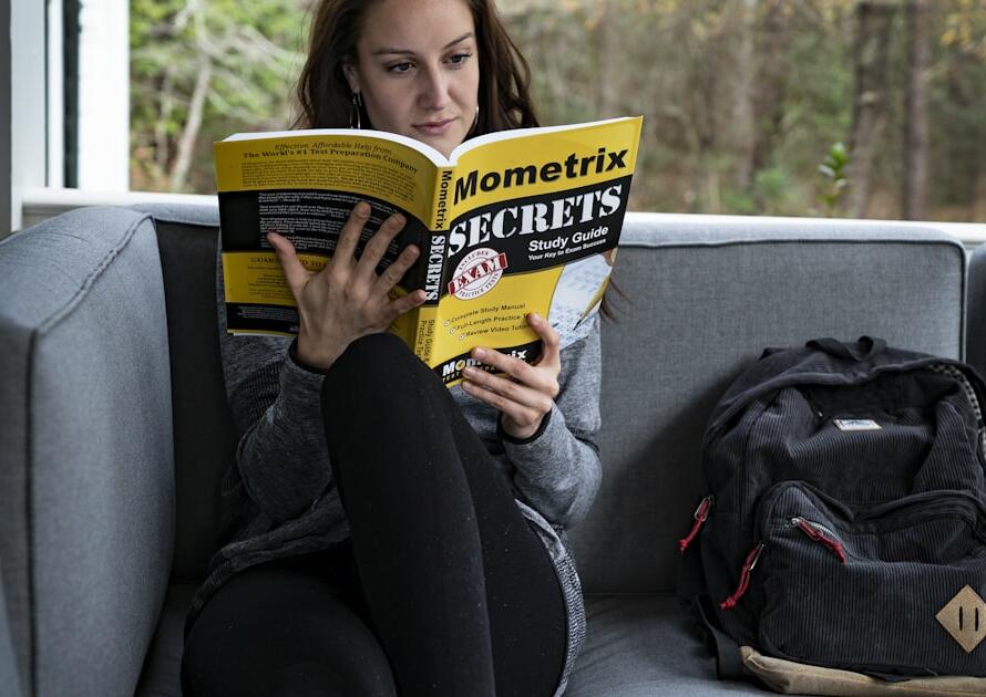 Ado en pleine préparation bac français avec des livres et des notes