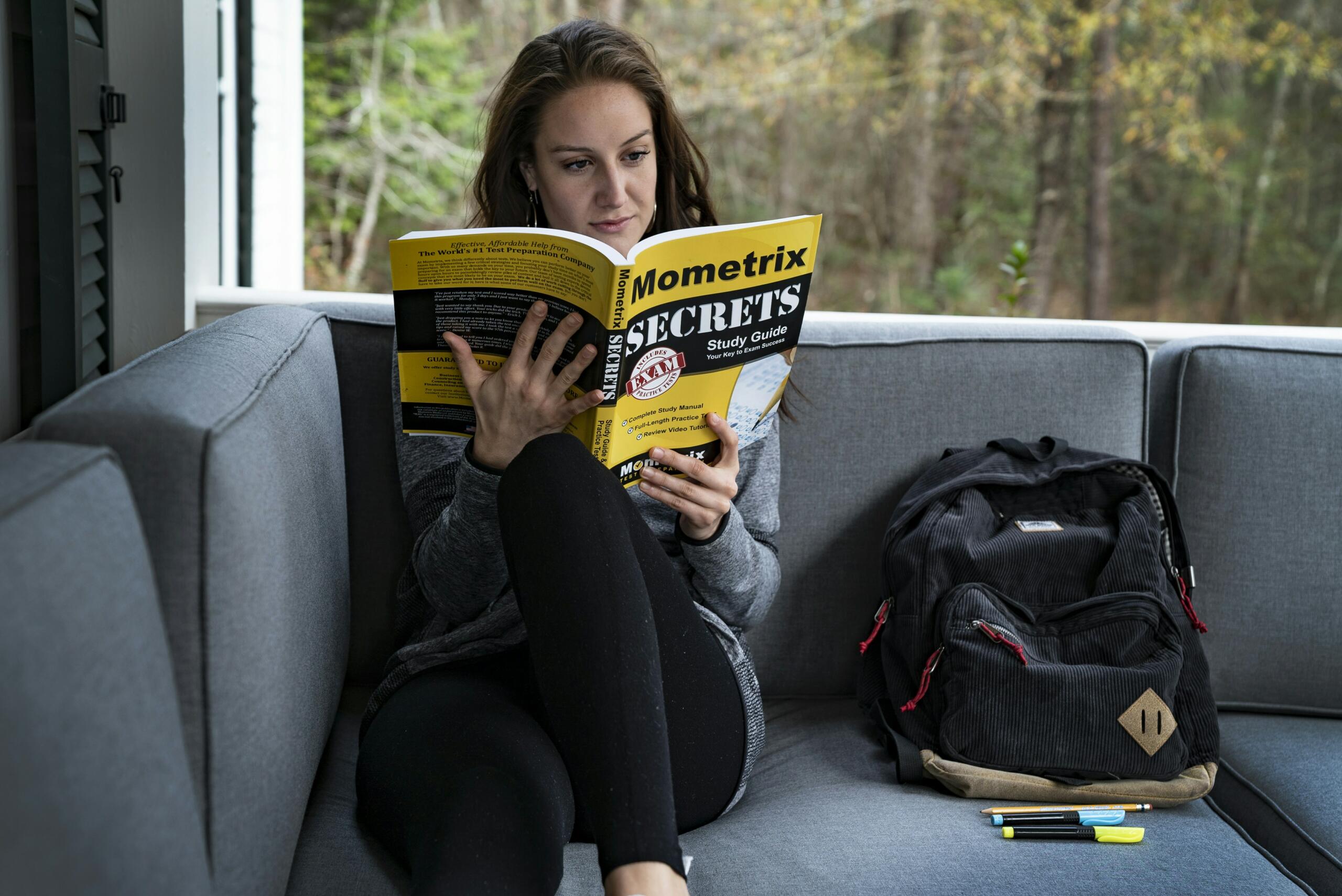 Ado en pleine préparation bac français avec des livres et des notes